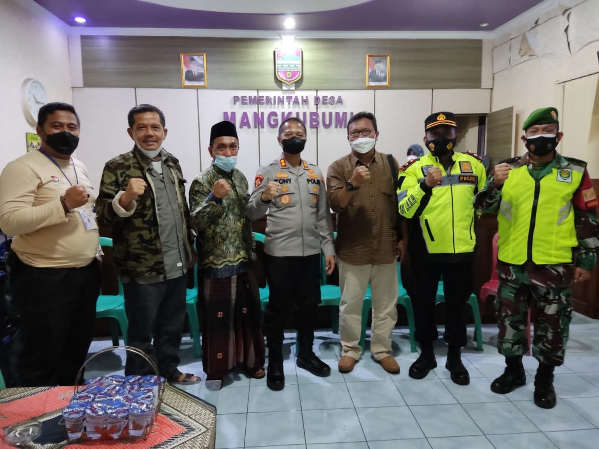 Pastikan Jelang Pelaksanaan Pilkades Tetap Aman dan Kondusif, Kapolres Ciamis di Malam Hari Sambangi Desa
