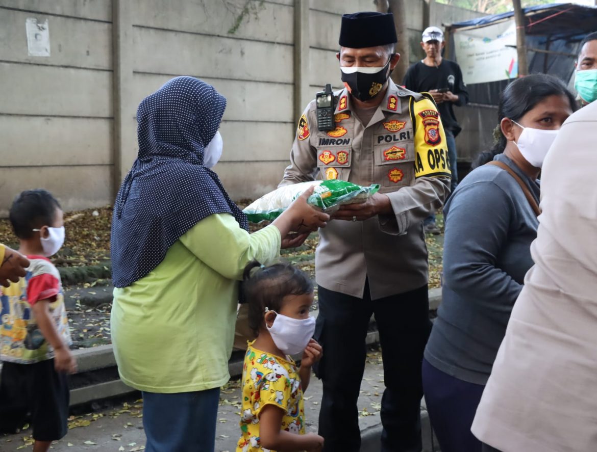 Menabur Kebaikan, Berbagi Kebahagian Polisi Bersama TNI Bagi Bagi Beras Di Cimindi