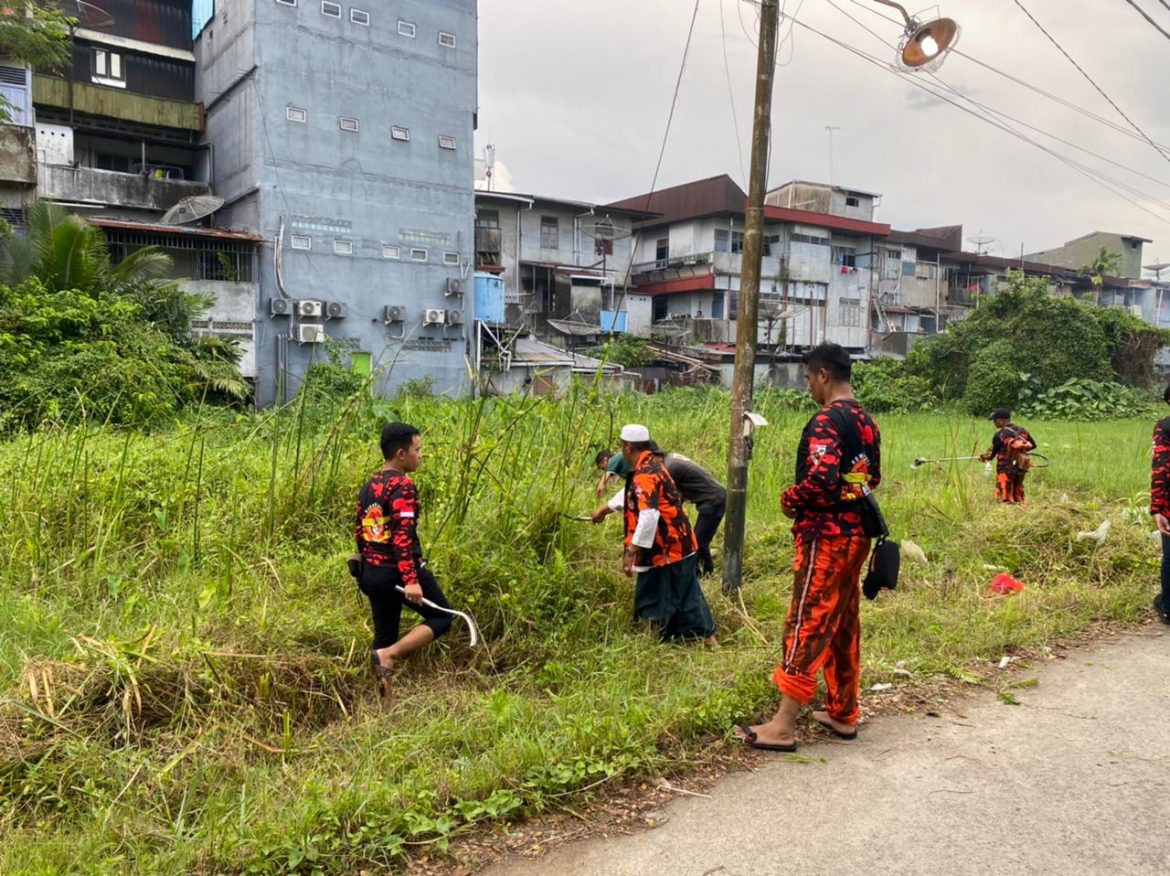 Dalam Menyambut Bulan Suci Ramadhan Koti MPC PP Kota Pontianak Gelar Bhakti Sosial di Tempat Pemakaman Umum