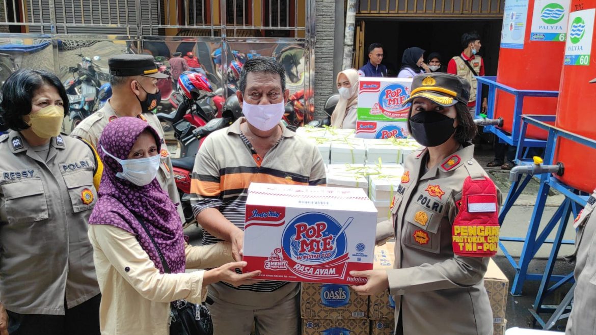 Polsek Tambora Memberikan Bantuan Kepada Warga Yang Terkena Musibah Kebakaran di Wilayah Kelurahan Jembatan Lima Jakarta Barat