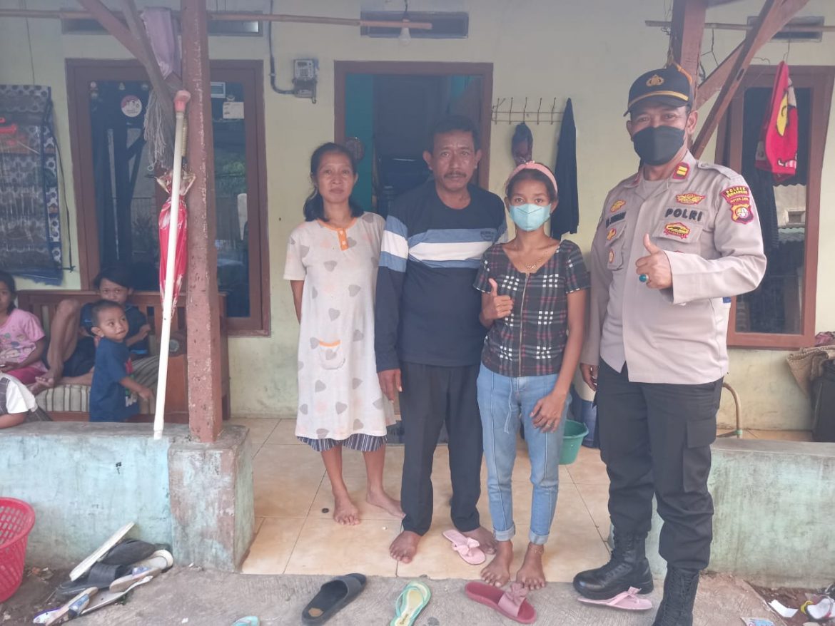 Polsek kembangan Jakarta Barat Membantu Seorang Wanita Disabilitas Tunawicara Yang Sedang Tersesat