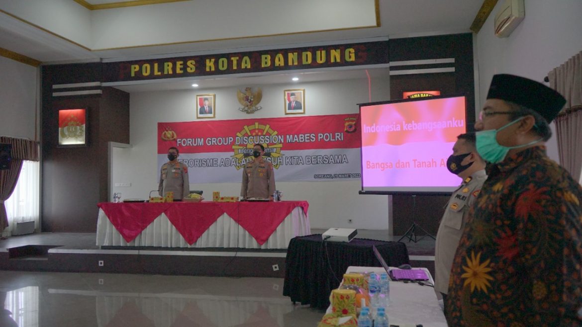 Dengan Tema “Teroris Musuh Kita Bersama”, Divhumas Polri Gelar FGD Di Polresta Bandung