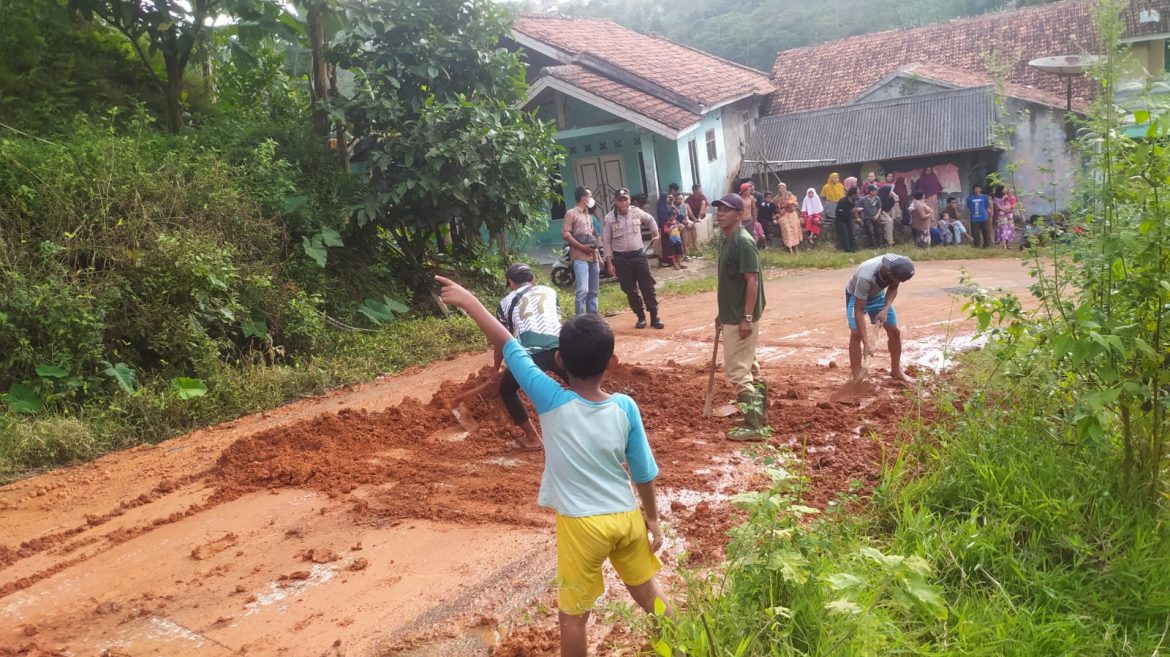 Evakuasi Bencana Alam Tanah Longsor di Kecamatan Nanggung