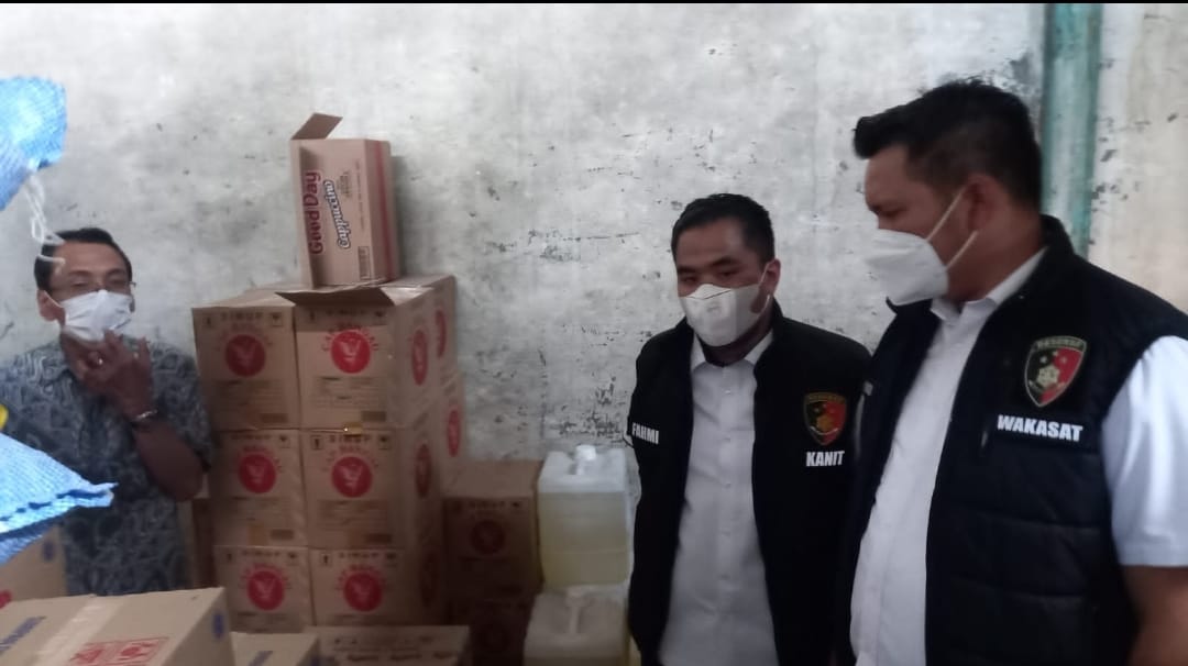 Personel Sat Reskrimsus Polres Metro Jakarta Barat Melaksanakan Patroli Dan Memonitoring Serta Mengecek Persediaan Harga Sembako