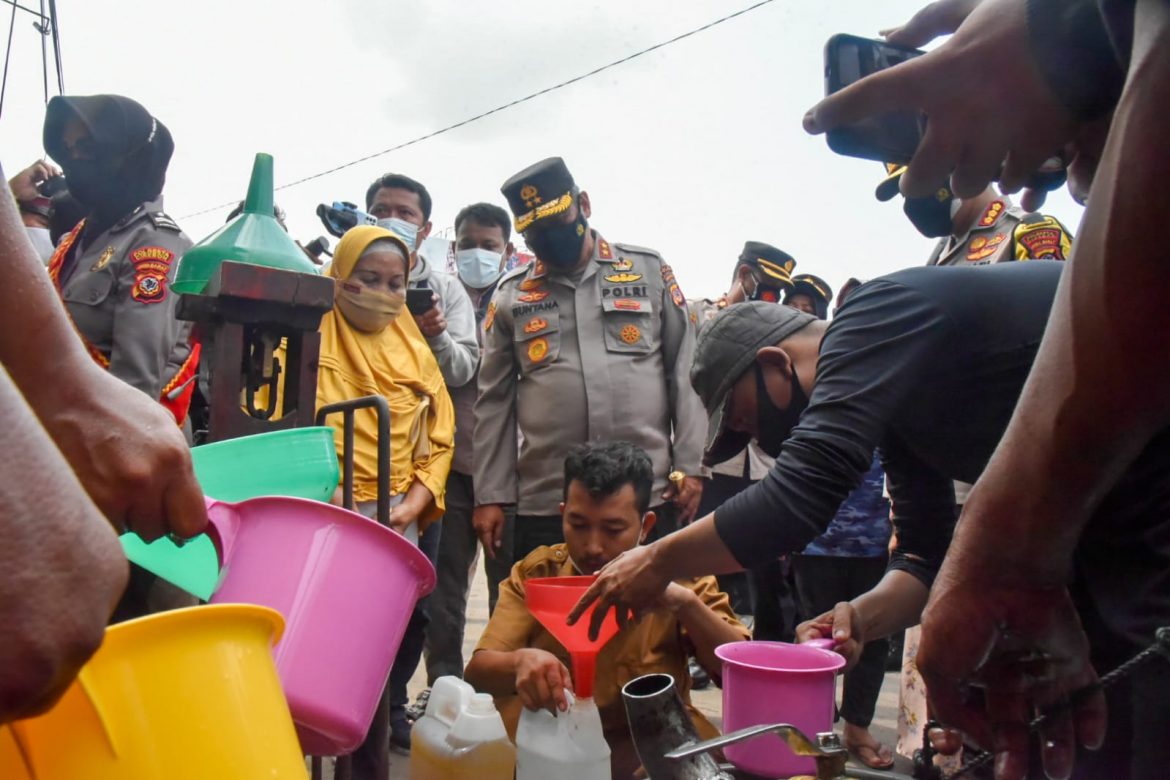 Datangi Kapolda Jabar, Pedagang Pasar Pasalaran Bahagia Minyak Goreng Curah Tersedia