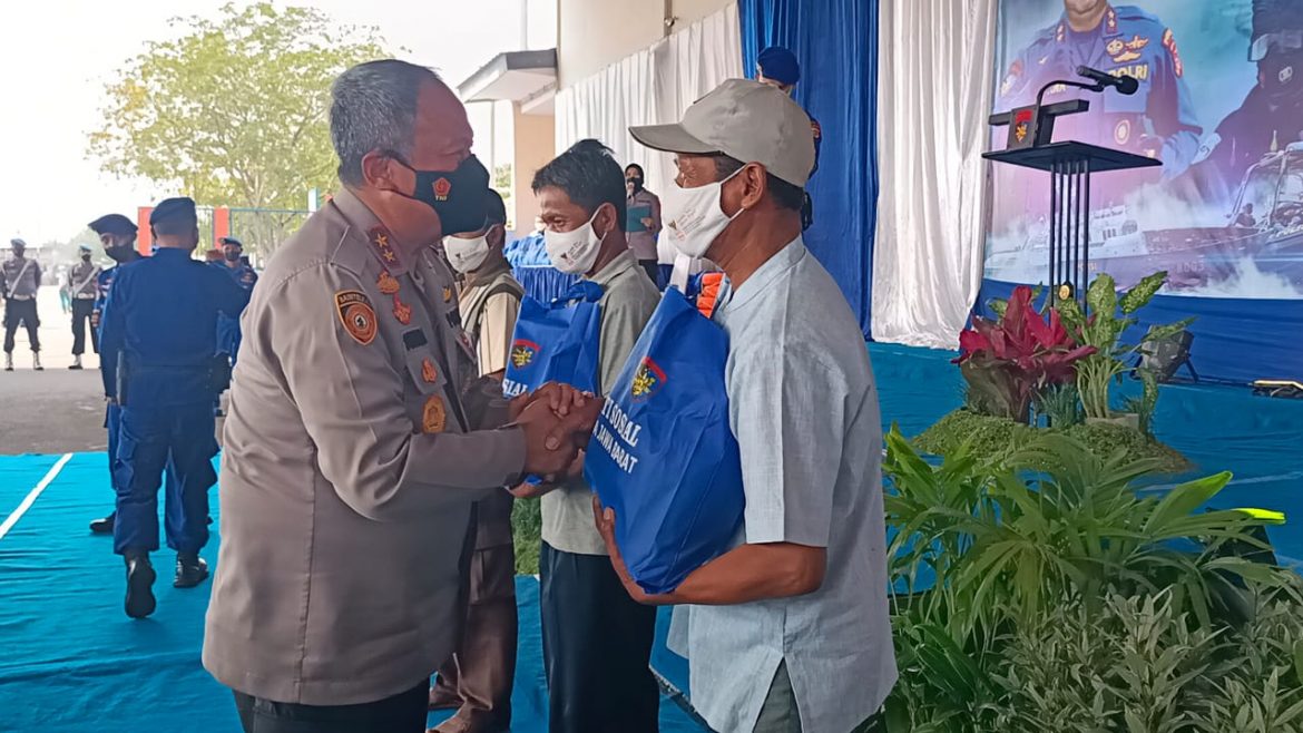 Kapolda Jabar Kunjungi Nelayan Cirebon, Tinjau Vaksinasi serta Berikan Bansos Dan Asuransi
