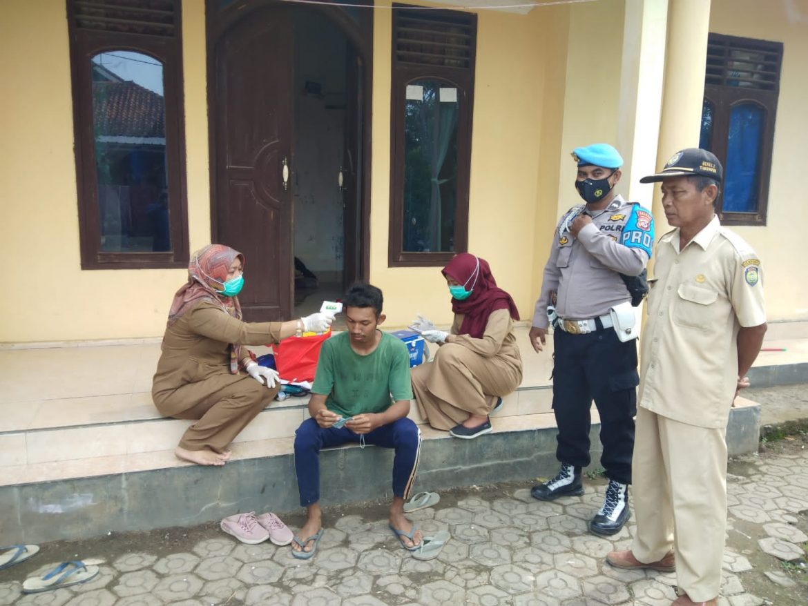 Polisi Monitoring Vaksinasi Secara Stasioner Dan Door To Door