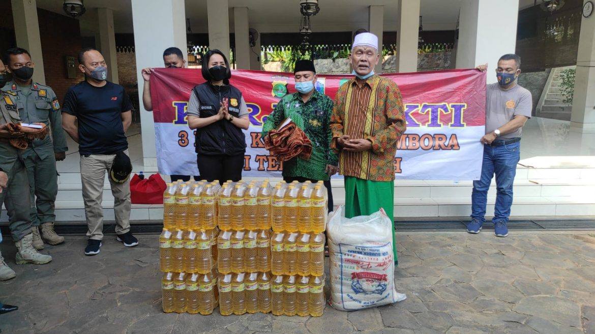 Jajaran Polsek Tambora Jakarta barat kerja Bhakti Bersihkan Mesjid dalam Rangka Menyambut bulan Suci Ramadhan