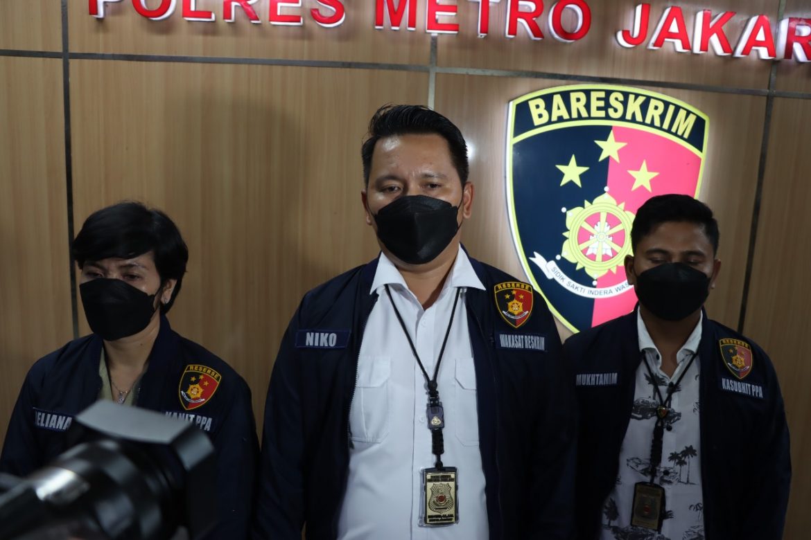 Wakasat Reskrim Polres Metro Jakarta Barat Menangkap Pria Diduga Menggagahi Anak Di Bawah Umur Berusia 17 Tahun Di Tamansari Jakarta Barat