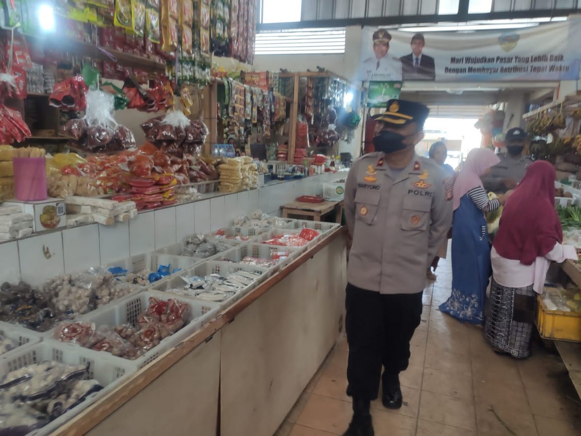 Menjelang Bulan Ramadhan, Polisi Pantau Harga Sembako Di Pasar Tradisional Cibeuti