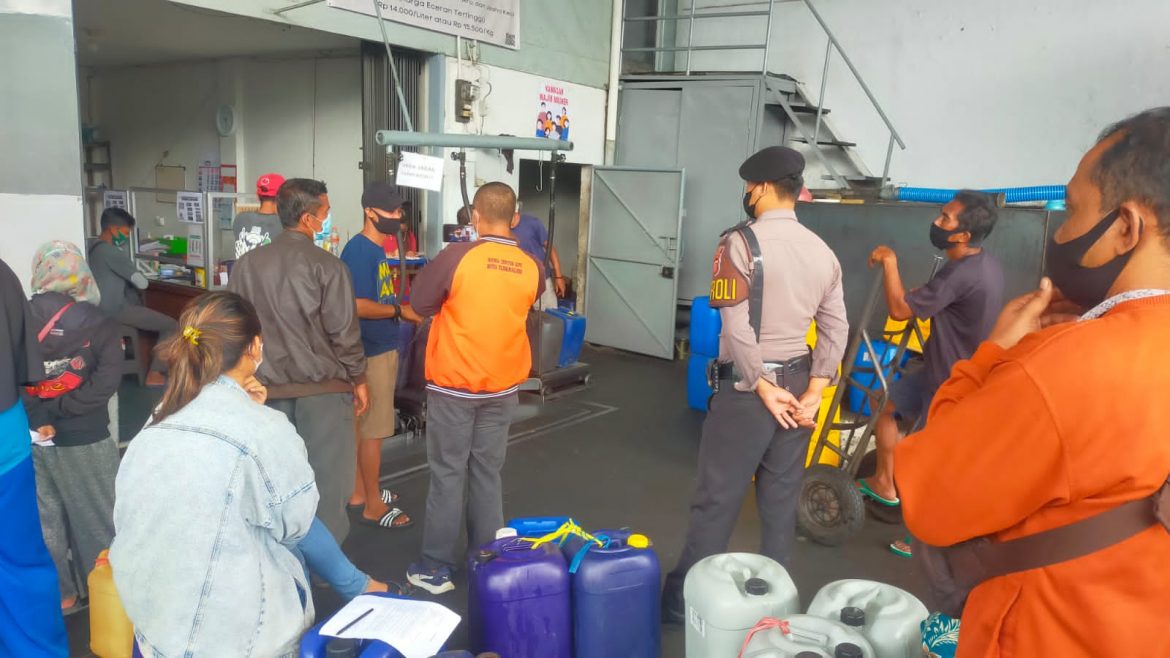Personel Gabungan Satuan Pungsi Polres Ciamis Bersama Dishub Melakukan Pemantauan Kerumunan Masyarakat di Distributor Minyak  Goreng CV. Tohaga