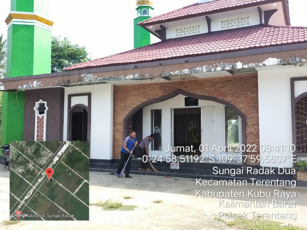 Sambut Bulan Ramadhan 1443 H Polsek Terentang Laksanakan Kerja Bhakti Bersihkan Masjid Baiturohman desa Radak Dua