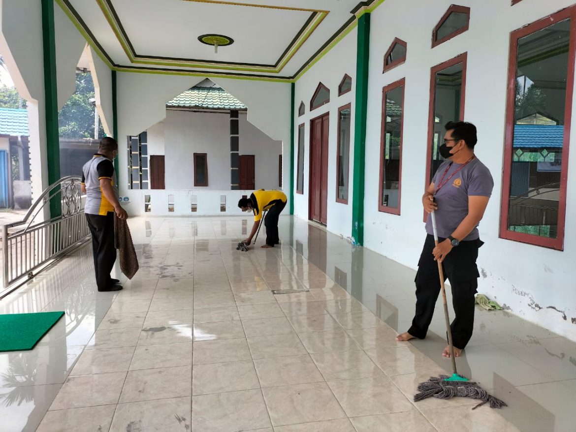 Polsek Kuala Mandor B Gelar Bhakti Sosial Dengan Membersihkan Tempat Ibadah Masjid Jelang Bulan Suci Ramadhan