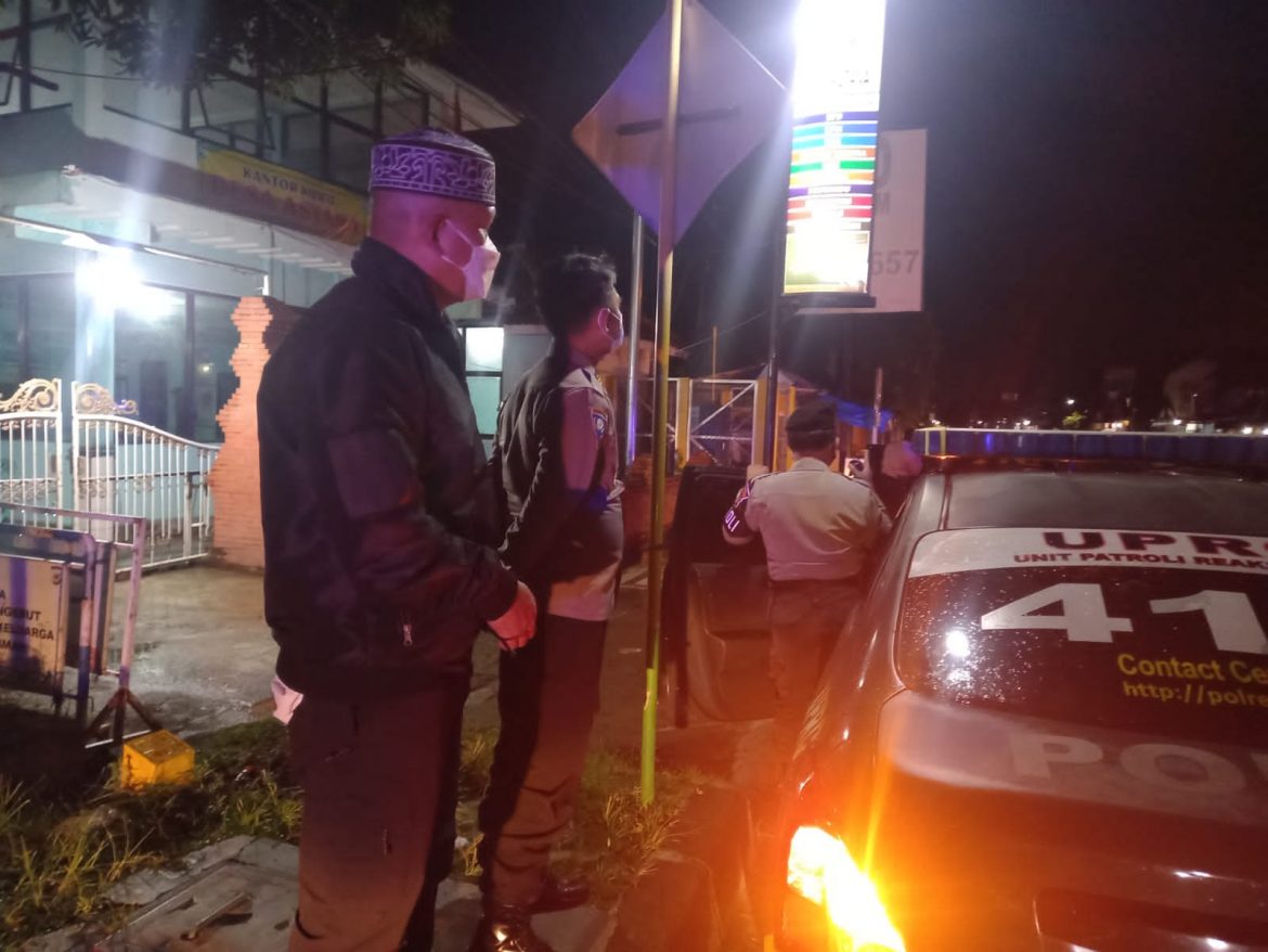 Polisi Tak Kenal Lelah Patroli Woro-Woro Bangunkan Sahur