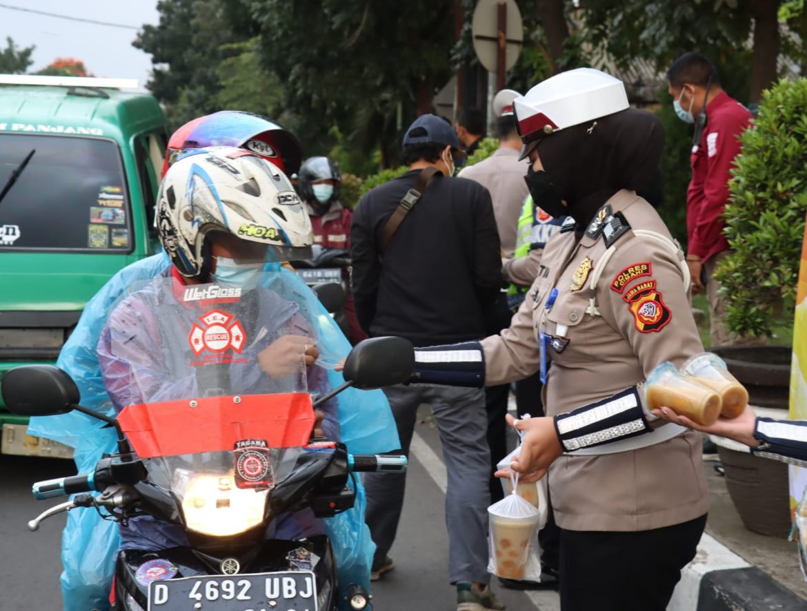 Polisi Bagi-Bagi Takjil Kepada Masyarakat Di Bulan Puasa
