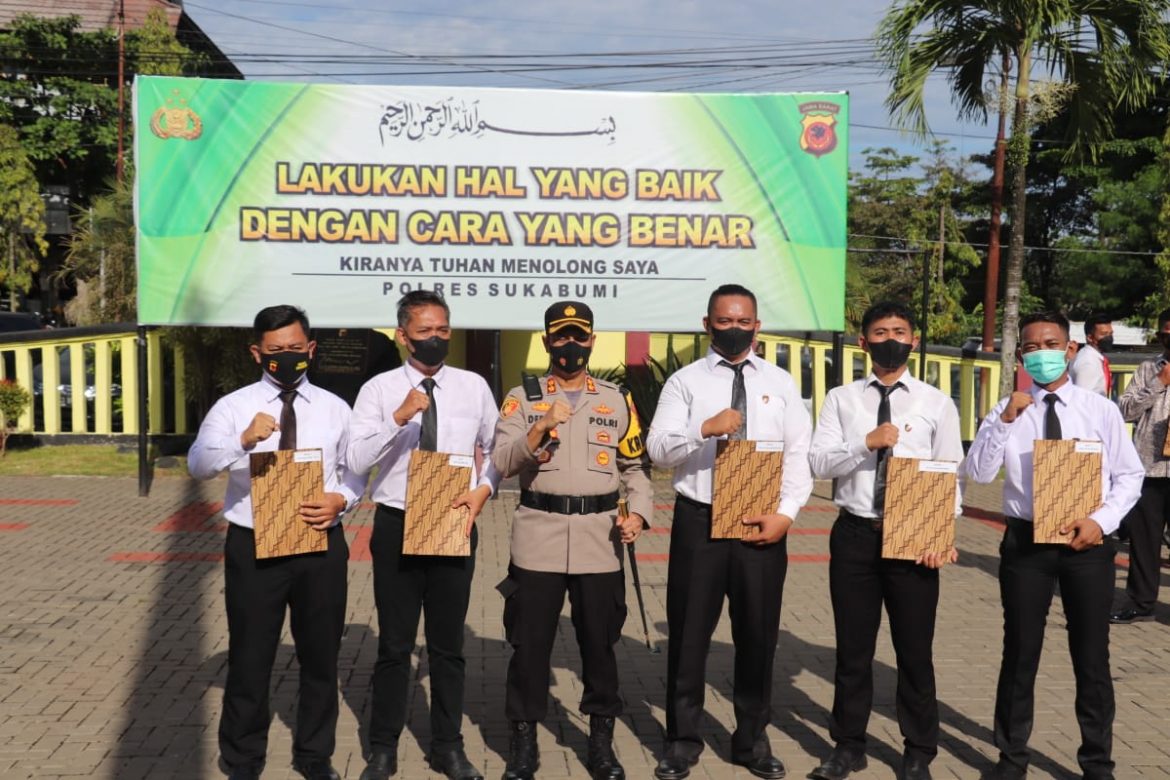 Belasan Personel Polri Yang Berprestasi Diganjar Penghargaan