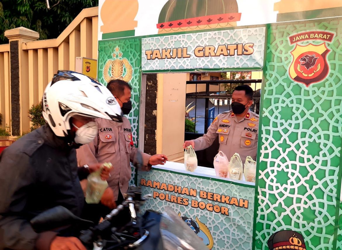 Polsek Cileungsi Berbagi Takjil Gratis Sambil Sosialisasikan Informasi Vaksin&nbsp;