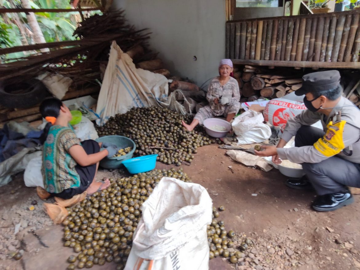 Himbauan Prokes dan Jam rawan Kejahatan oleh Bhabinkamtibmas Desa Batulawang