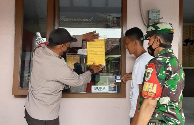 Sambut Bulan Suci Ramadhan Polsek Cikoneng Polres Ciamis Lakukan Pemasangan Himbauan untuk Para Pedagang Makanan