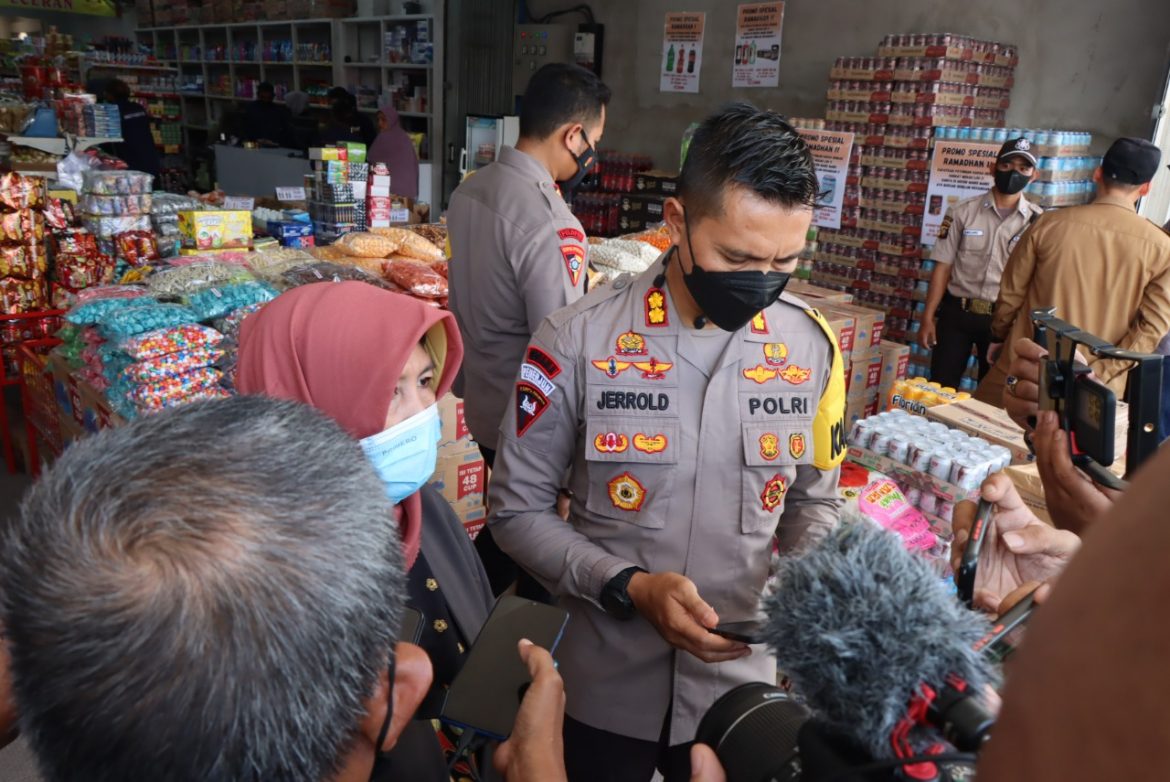 Kapolres Bersama Disperindag Kubu Raya Lakukan Sidak Ketersediaan Minyak Goreng Di Toko Dan Swalayan