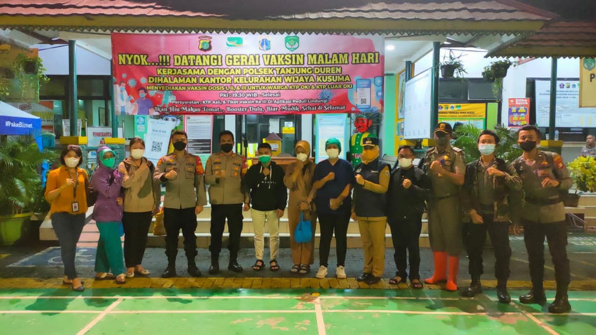 Sebanyak 243 Warga Masyarakat Mendatangi Lokasi Gerai Vaksinansi Malam Hari Di Kantor Kelurahan Wijaya Kusuma Grogol Petamburan Jakarta Barat