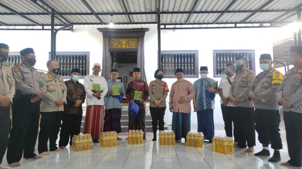 Kapolsek Tambora Polres Metro Jakarta Barat Melaksanakan Safari Ramadhan Menyambangi Masjid Dan Serta Memberikan Bantuan Di Wilayah Tambora Jakarta Barat