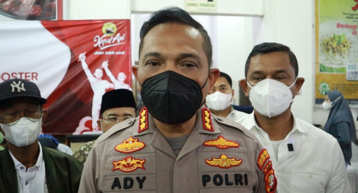  Polda Metro Jaya Berkolaborasi Dengan Polres Jakarta Barat Menggelar Vaksinasi di Masjid Raya Uswatun Hasana