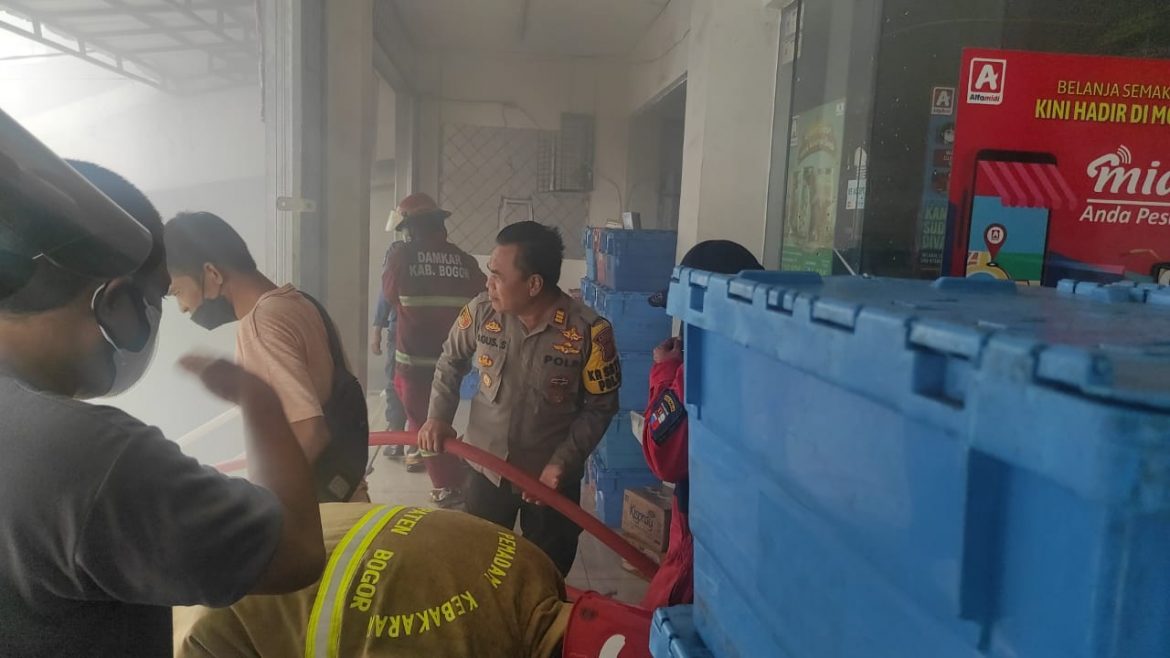 Polsek Dramaga Cek TKP Kebakaran Gudang Alfamidi
