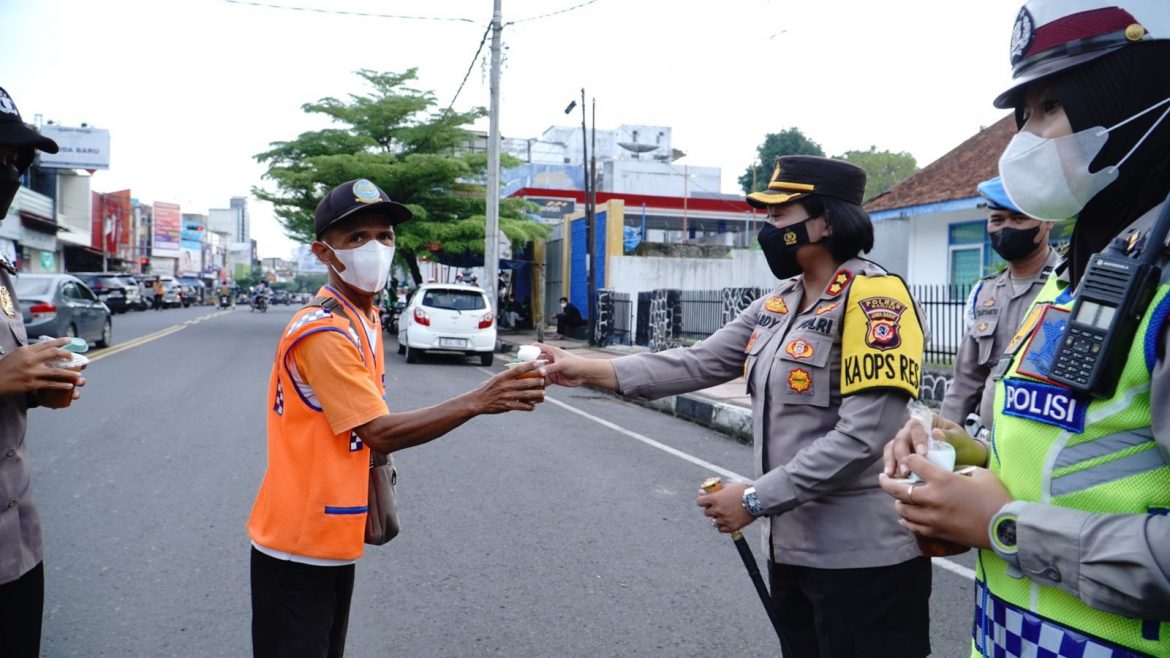 Kapolres Banjar Bagi-bagi Takjil Kepada Pengguna Jalan