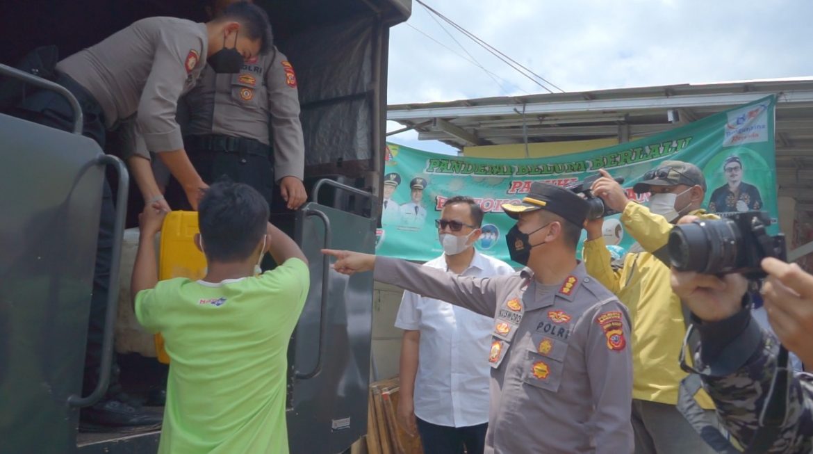 Bantu distribusi Minyak Goreng, Polisi Dan Pemda Bantu Distribusikan Ke Pedagang
