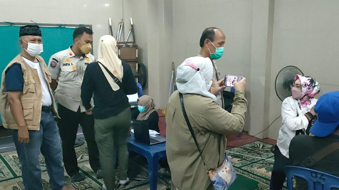 Polsek Palmerah Menggelar Vaksinasi Malam Hari Di Mushola An Nur Jalan Monitor Ujung Di Wilayah Palmerah, Jakarta Barat
