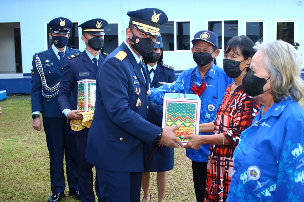 Bingkisan HUT ke 76 TNI AU dari Danlanud Sam Ratulangi teruntuk Sesepuh Pendahulu Angkatan Udara