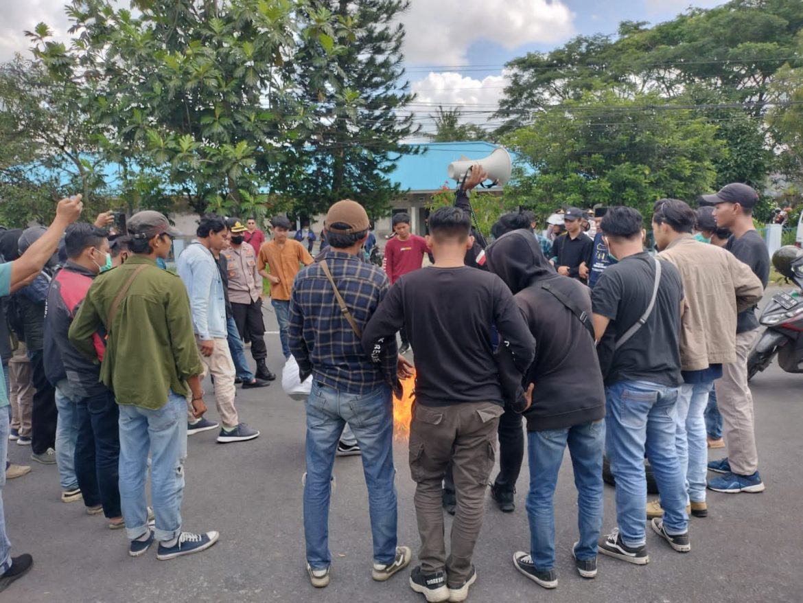 Ini Pertimbangan Polisi Padamkan Api Aksi Demo Mahasiswa Di Pintu Gerbang Depo Pertamina Tasikmalaya
