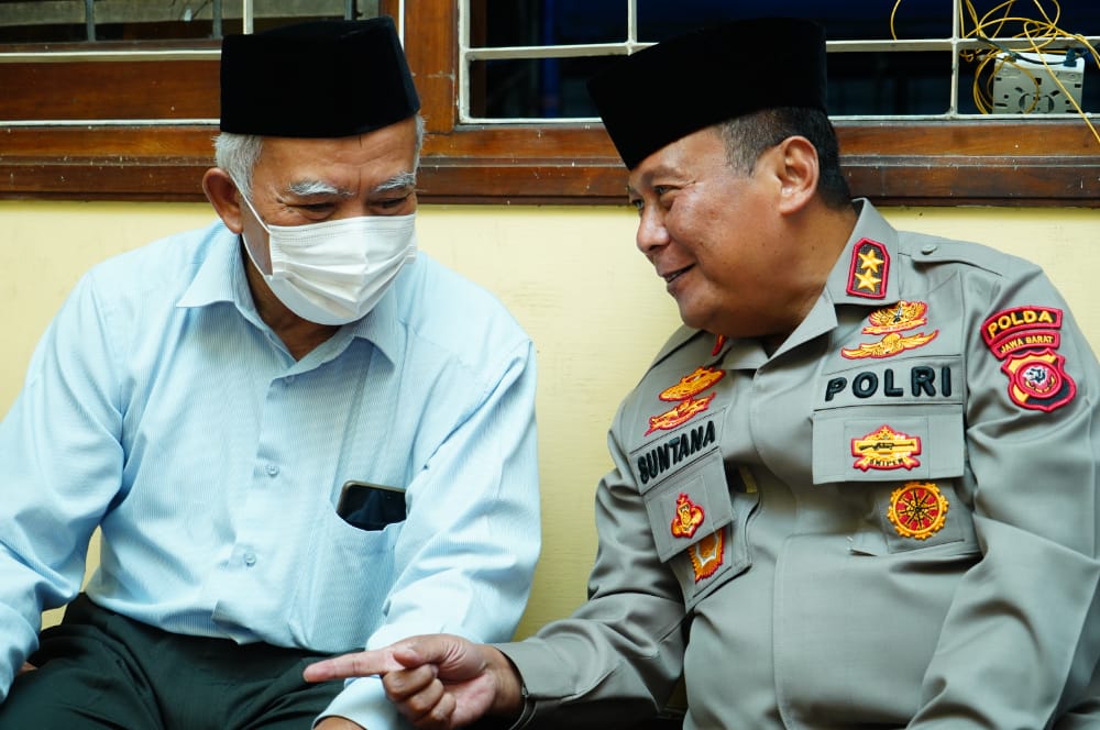 Kapolda Jabar Peduli Anak Yatim, Berikan Santunan Dan Tali Asih Serta Silaturahmi Di Panti Asuhan Kuncup Harapan Muhammadiyah