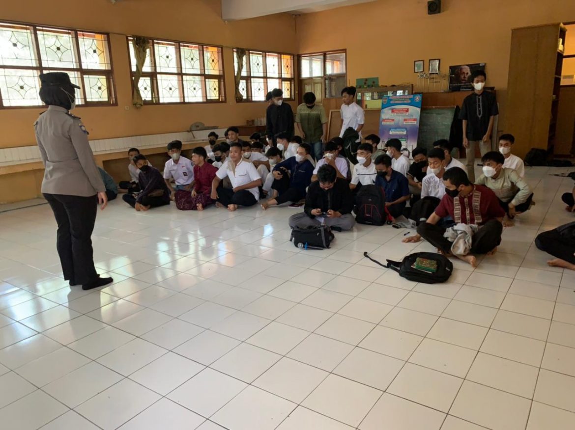 Sat Binmas Polres Ciamis Laksanakan  Pembinaan dan Penyuluhan tentang Antisipasi Gangguan Kamtibmas kepada SMAN 2 Ciamis