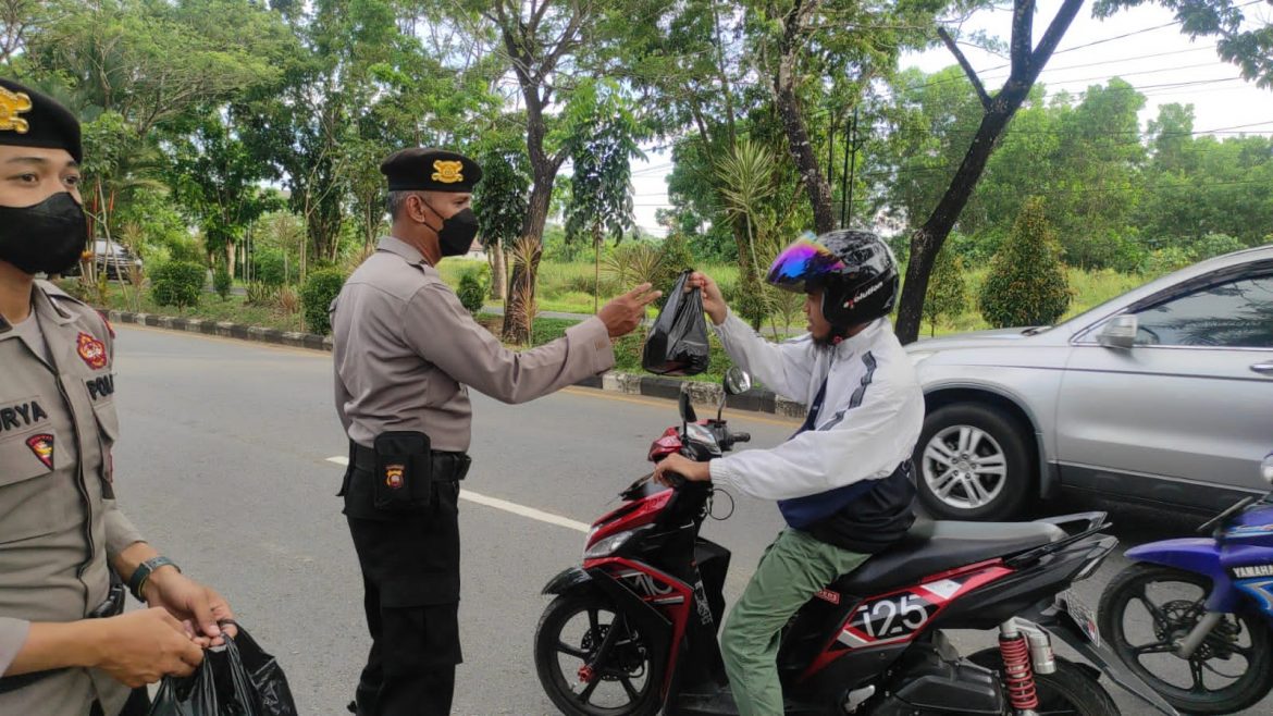 Iptu Saifuddin Kasat Samapta Polres Kuburaya Beserta Jajaran Bagikan Takjil Ke Masyarakat