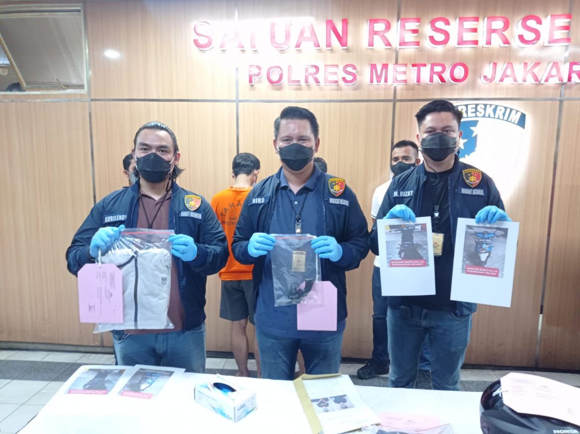 Polisi Meringkus 2 Orang &nbsp;Diduga Pelaku Perampasan Telepon Selular Di Wilayah Kebon Jeruk, Jakarta Barat
