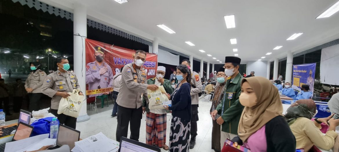 Binmas Polda Metro Jaya Berkolaborasi Dengan Polres Metro Bekasi Melaksanakan Kegiatan Akselerasi Percepatan Vaksinasi Di Mesjid Alun Alun M Hasibuan