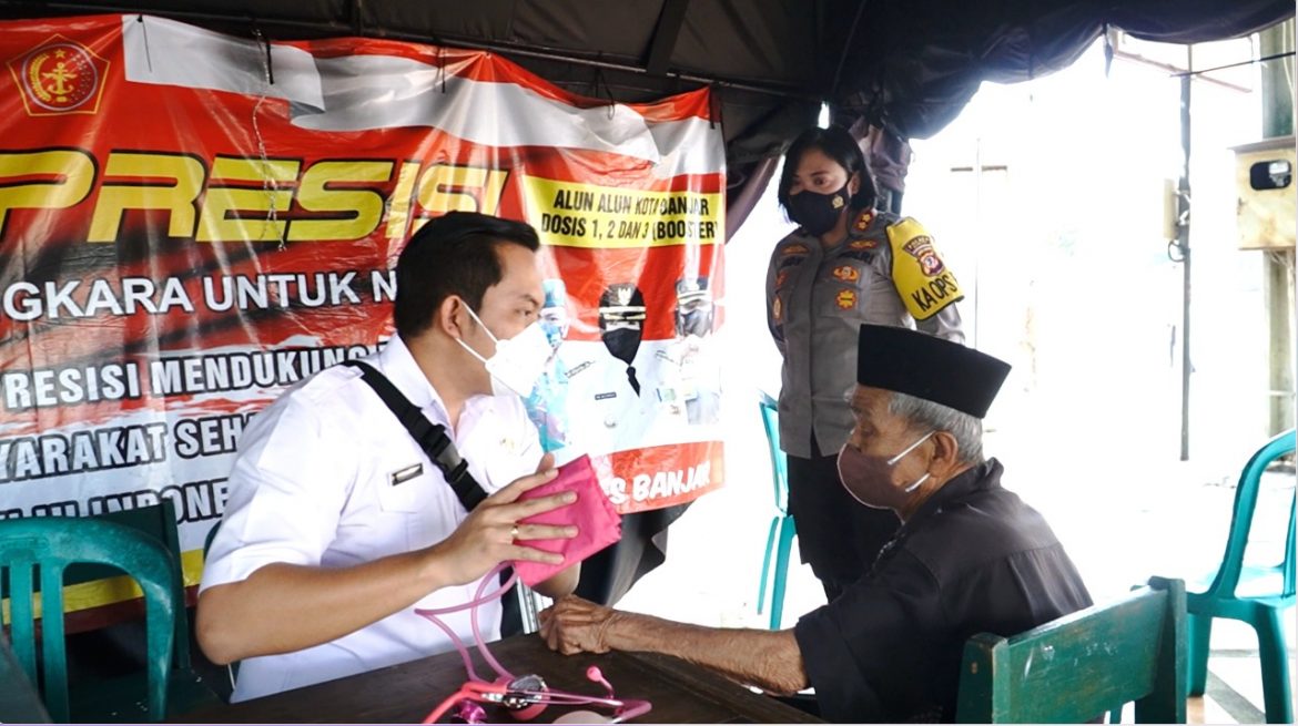 Seorang Lansia Mengikuti Vaksinasi, Kapolres Banjar: Kami Apresiasi Semangat Beliau