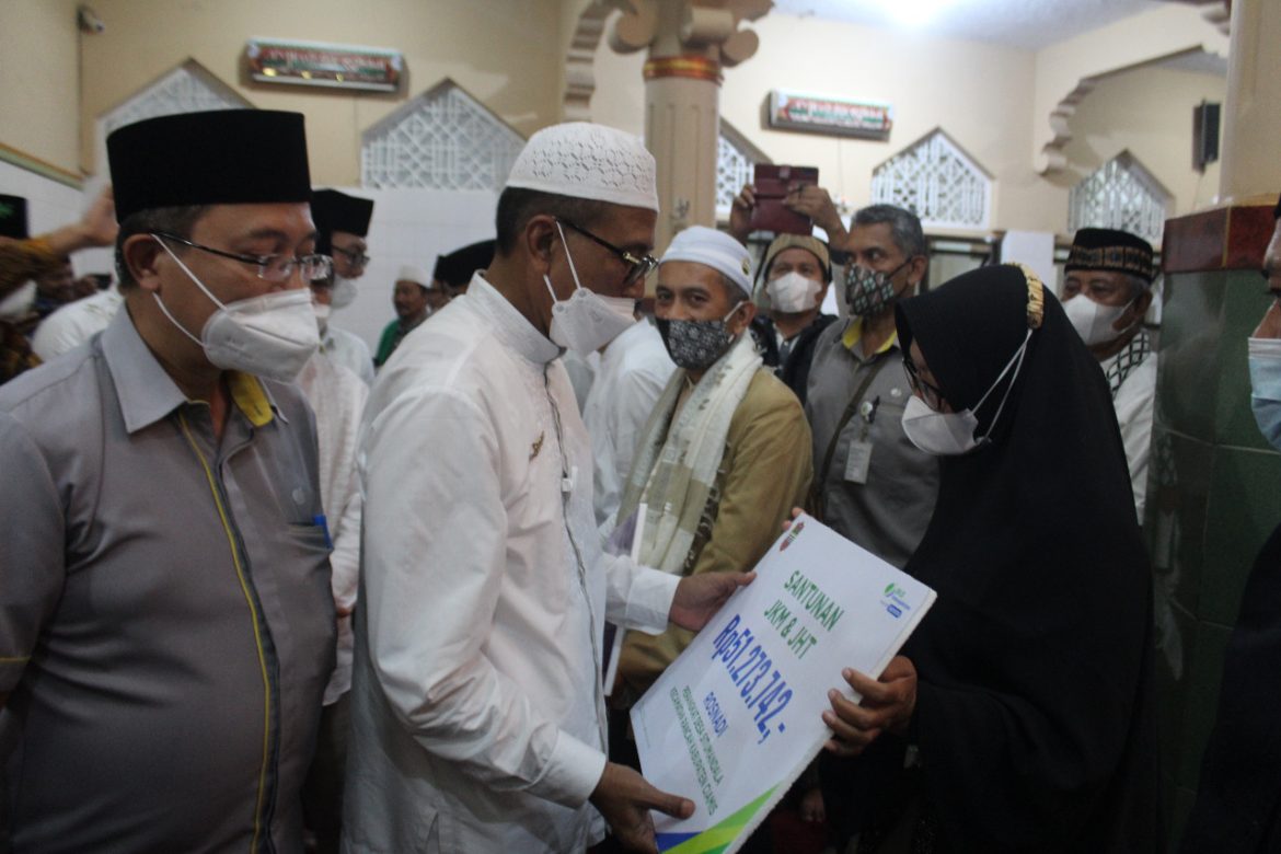 Tarling di Masjid Besar Rancah, Bupati Ciamis Serahkan 19 Unit Sepeda Motor dan Insentif Guru Diniyah