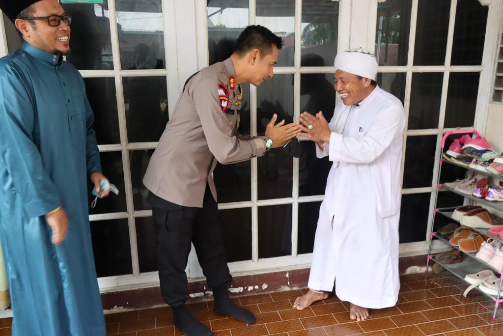 Silaturahmi Kapolres Kubu Raya AKBP JERROLD H.Y. KUMONTOY, S.I.K., M.Si Dengan Ketua MUI Kabupaten Kubu Raya.