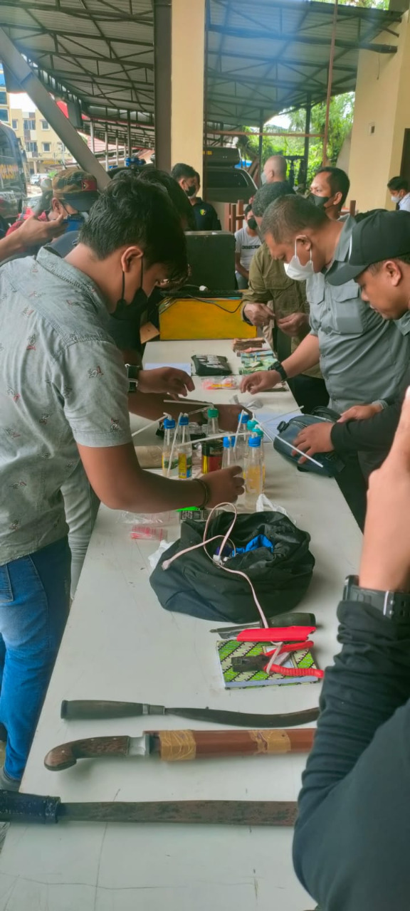 Operasi Pekat Kapuas 2022 Polda Kalbar Amankan 13 Orang dalam Penggerebekan Kampung Beting