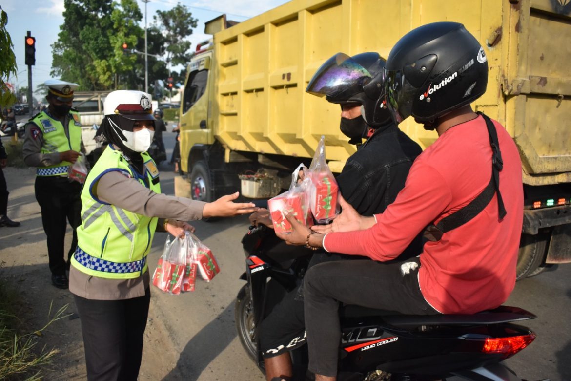 Wujud Peduli Satlantas Polres Kubu Raya Bagikan Takjil Kepada Pengendara