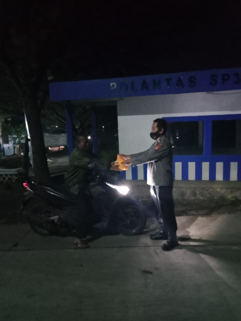 Polsek Leuwigoong Bagi – Bagi Santapan Sahur kepada Warga Yang Melintas