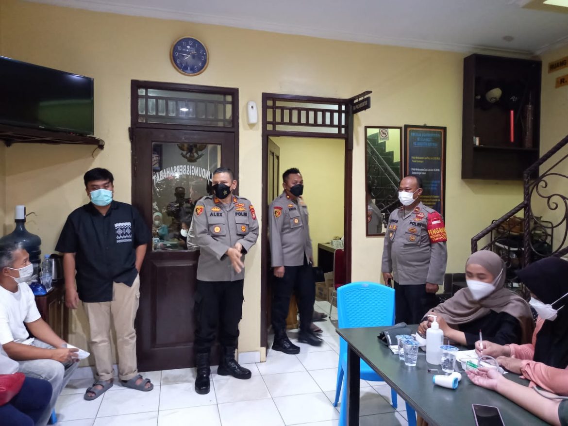 Polsek Kembangan Menggelar Vaksinasi Covid 19  Malam Hari Di Gerai 66 Di wilayah Kembangan Jakarta Barat