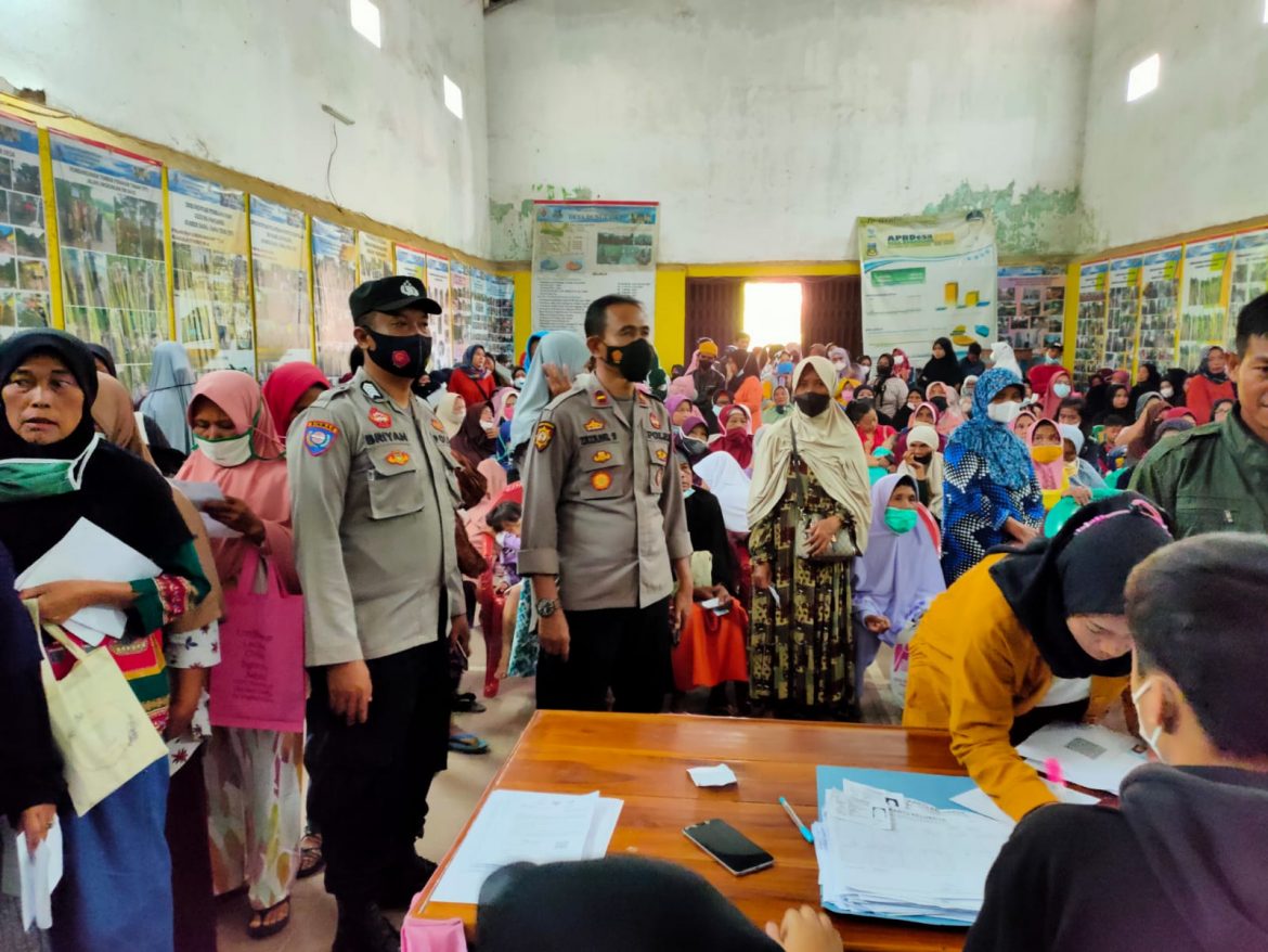 Polsek luewigoong monitoring Pembagian BPNT sekaligus penjaringan vaksinasi D2 dan D3 Ds. Dungusiku