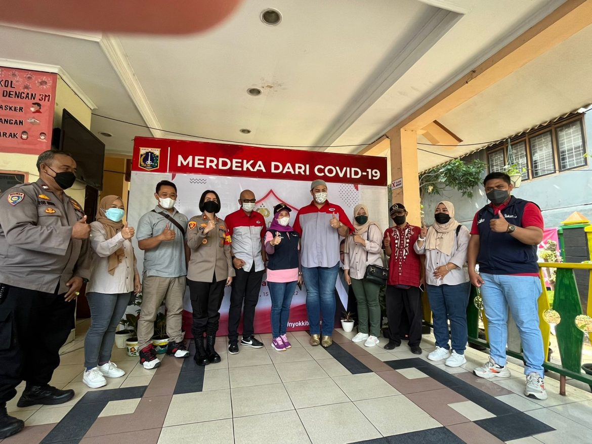 Artis Sekaligus Desainer Tanah Air Ivan Gunawan Melakukan Aksi Sosial Dalam Mendukung Program Pemerintah Dalam Percepatan Vaksinasi