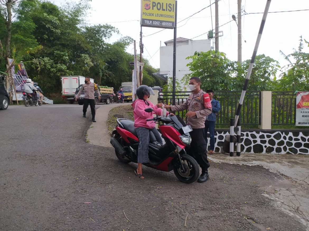 Polsek Leuwigoong kembali bagi – bagi takjil gratis