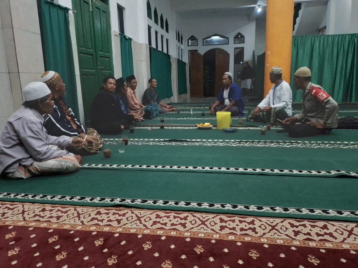 Polsek Leuwigoong Menggelar Sholat Terawih Berjamaah