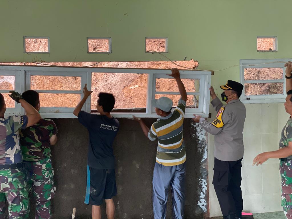 Longsor di Cisarua Timpa Bangunan Masjid Al-Barokah